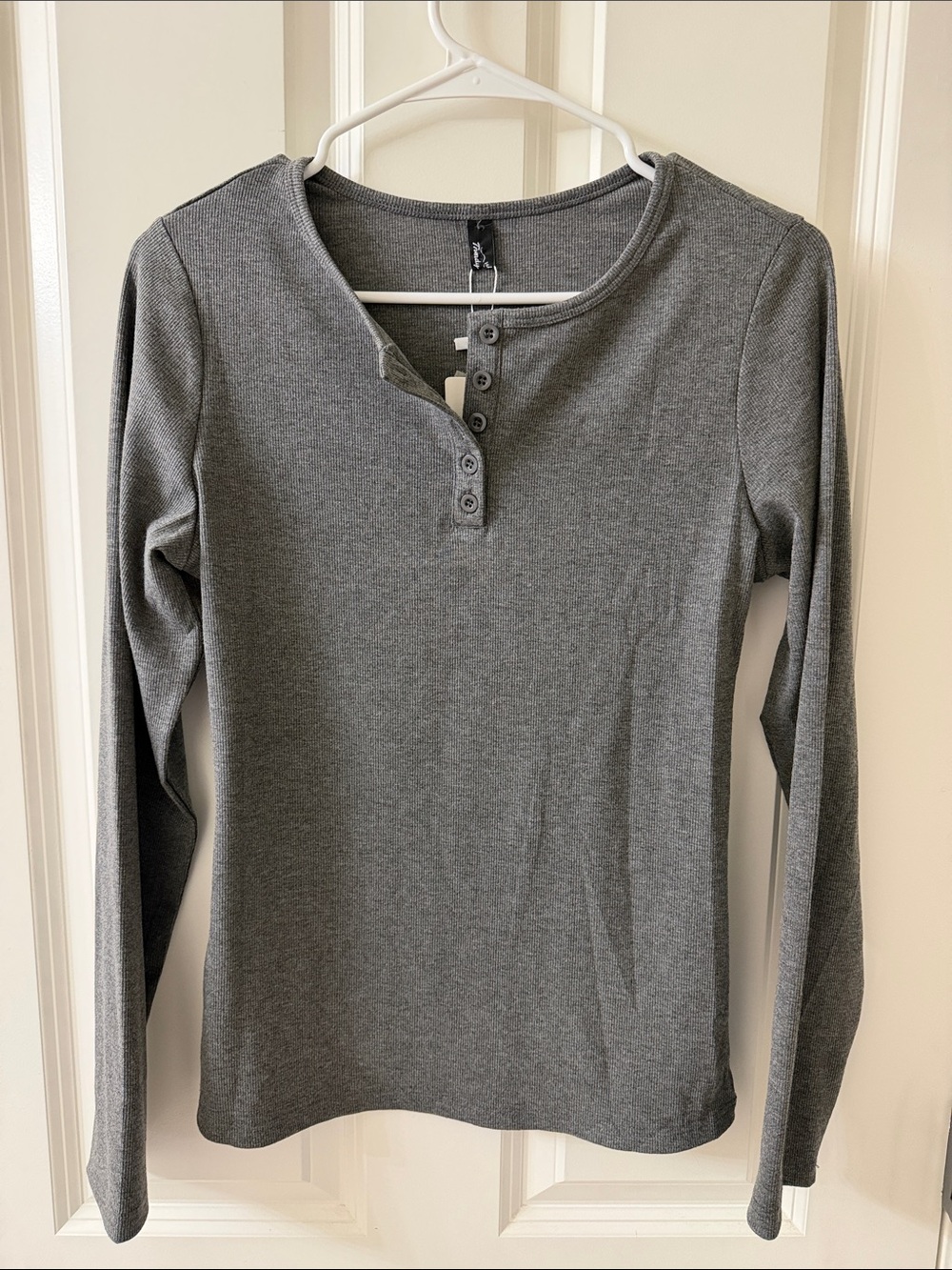 Women's Gray Long-Sleeve Henley Tee
